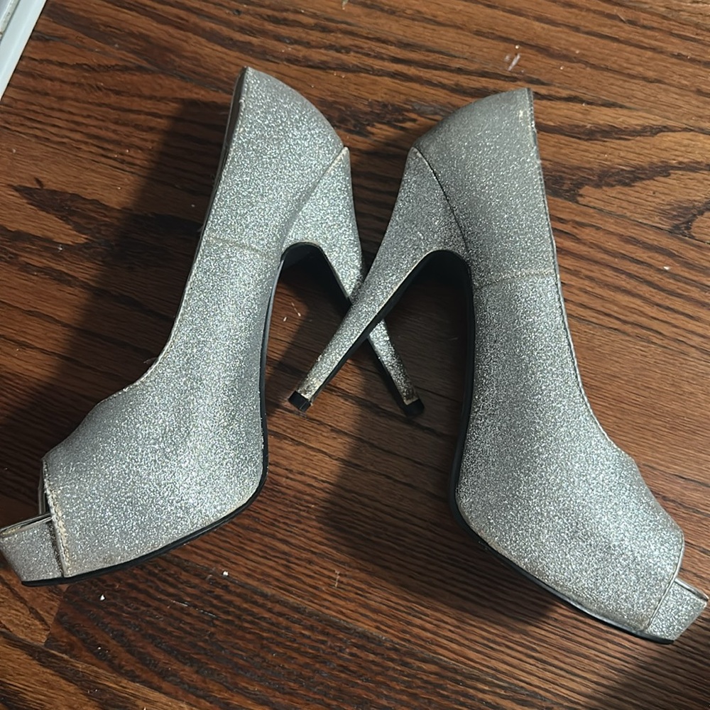 Elegant Silver Glitter Peep-Toe Heels - Picture 4 of 6